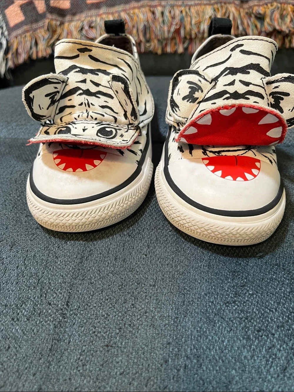Converse Kids Tiger Face Slip-On Sneakers in White and Black Size 9